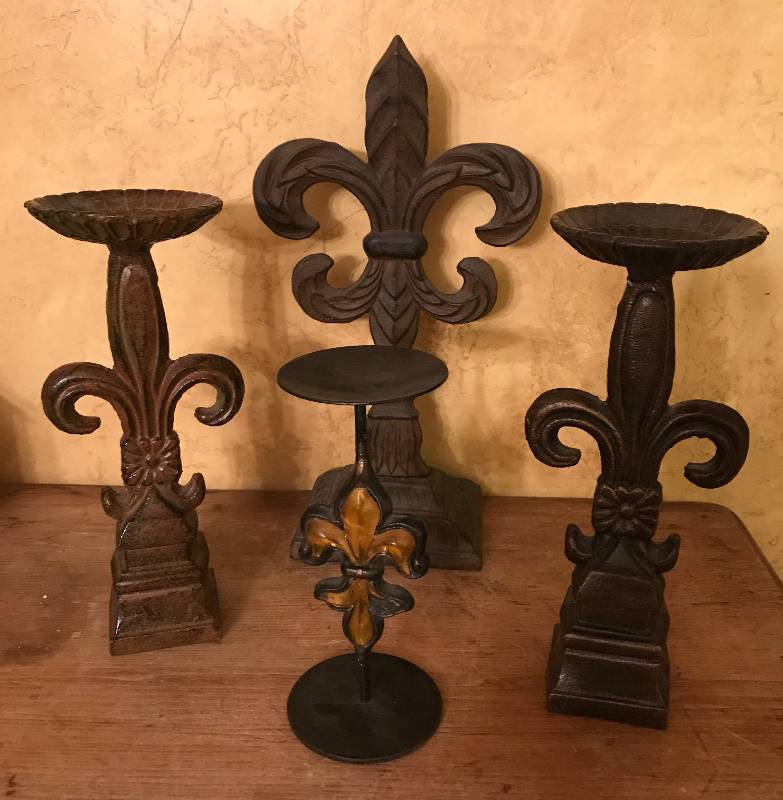 lot 217 image: Set of Cast Iron Fleur de Lis dcor