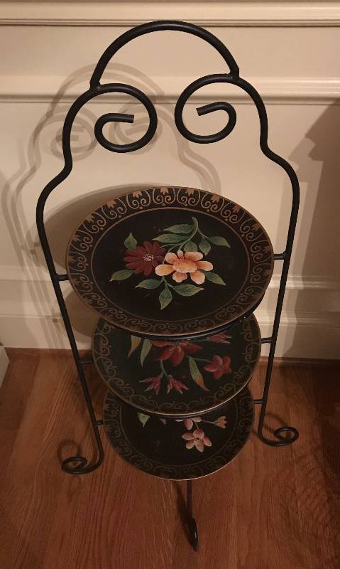 lot 218 image: 3 tier metal plate rack--black with 3 decorative floral print plates