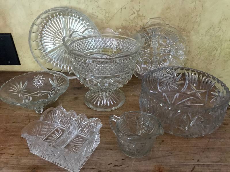 lot 224 image: Assortment of glass serving bowlsdishes--good condition with no chips or cracks