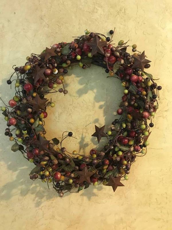 lot 233 image: Country Berry Wreath with rustic Stars
