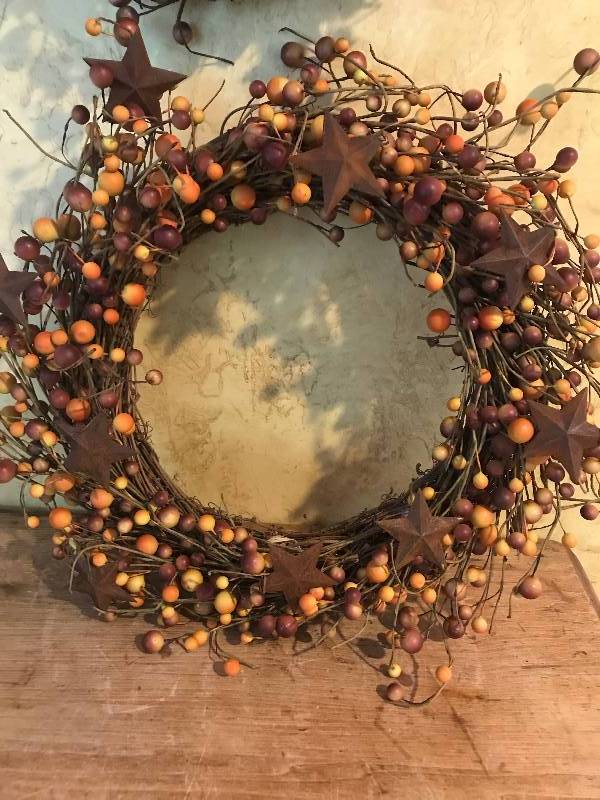 lot 234 image: Country Berry Wreath with rustic Stars