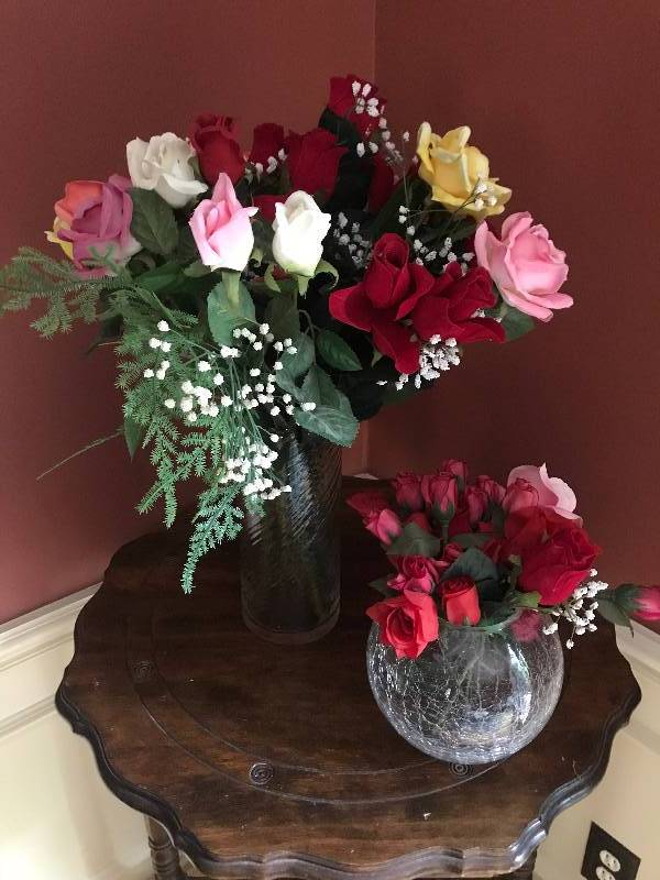 lot 254 image: Set of Artificial roses and 2 glass vases for crafts