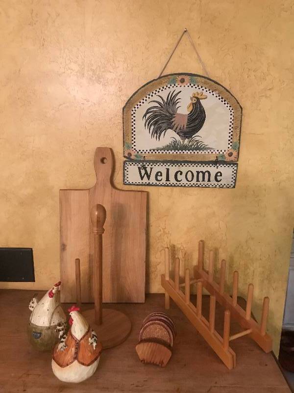 lot 274 image: Rooster Welcome Slate Wall Dcor combined with cutting board, paper towel rack, plate rack, coasters and fun roosterhen figurines