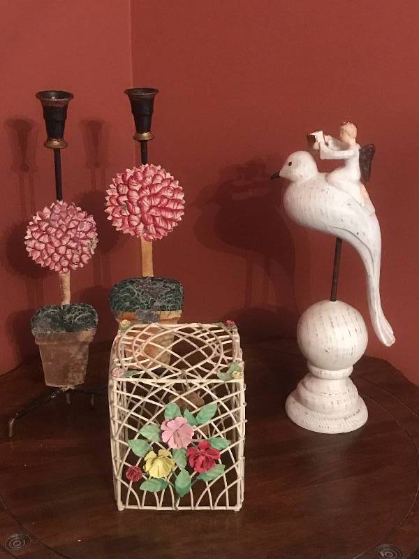 lot 279 image: Group of Dcor Items including candlesticks and tissue holder