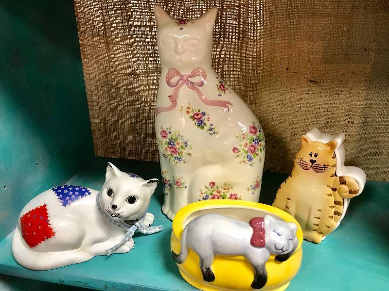 lot 285 image: Set of Ceramic Cat Dcor (4 items)