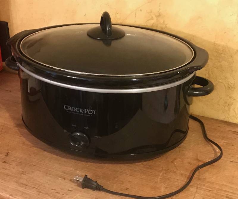 lot 1017 image: Black Crock Pot