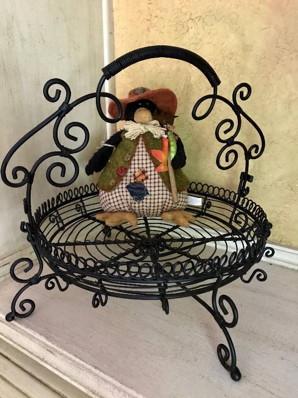 lot 1022 image: Black metal plate holder with stuffed country crow