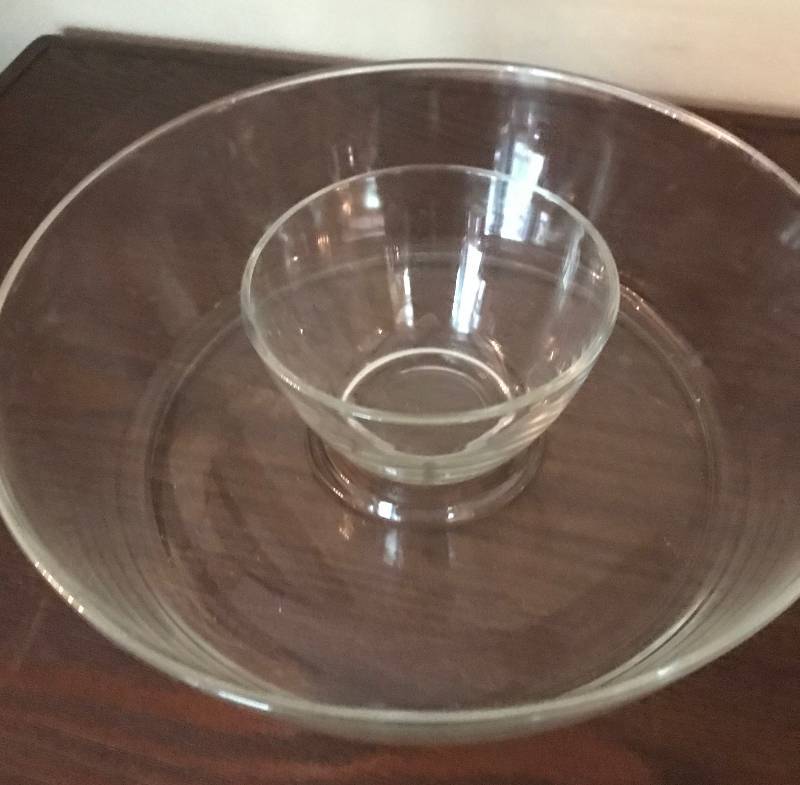 lot 1028 image: Set of Glass serving bowls--perfect for serving food for dipping