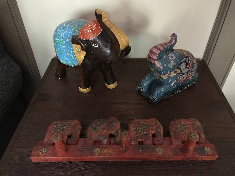 lot 1035 image: Set of Elephant Dcor including wood peg shelf (18 length)