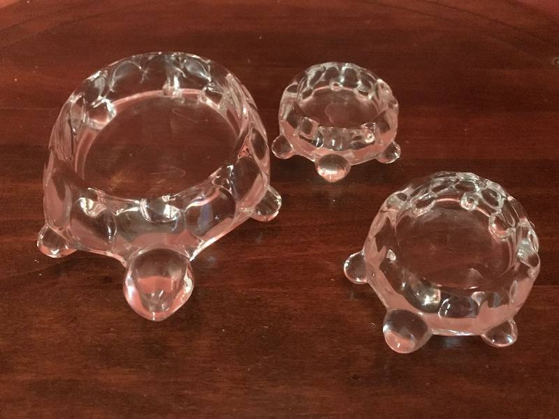 lot 1036 image: Set of Glass Turtle bowls