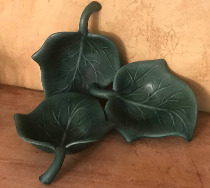 lot 1040 image: Set of Ceramic leaf bowls