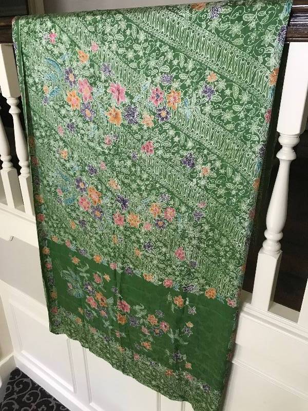 lot 1042 image: Asian Print table clothscarf