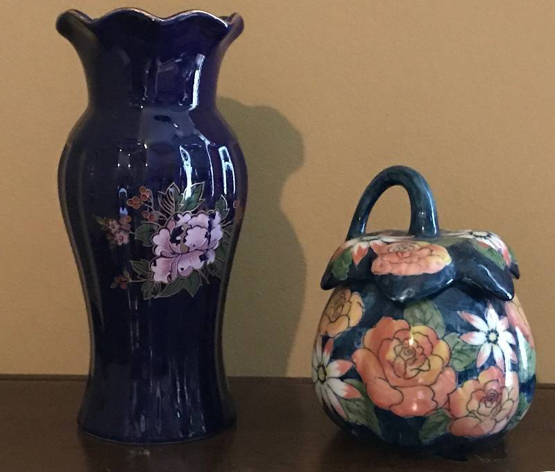 lot 1043 image: Set of Asian style vases