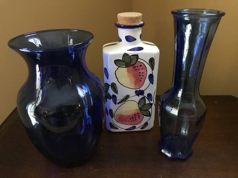 lot 1062 image: Cordon Bleu ceramic Print bottle and blue glass vases