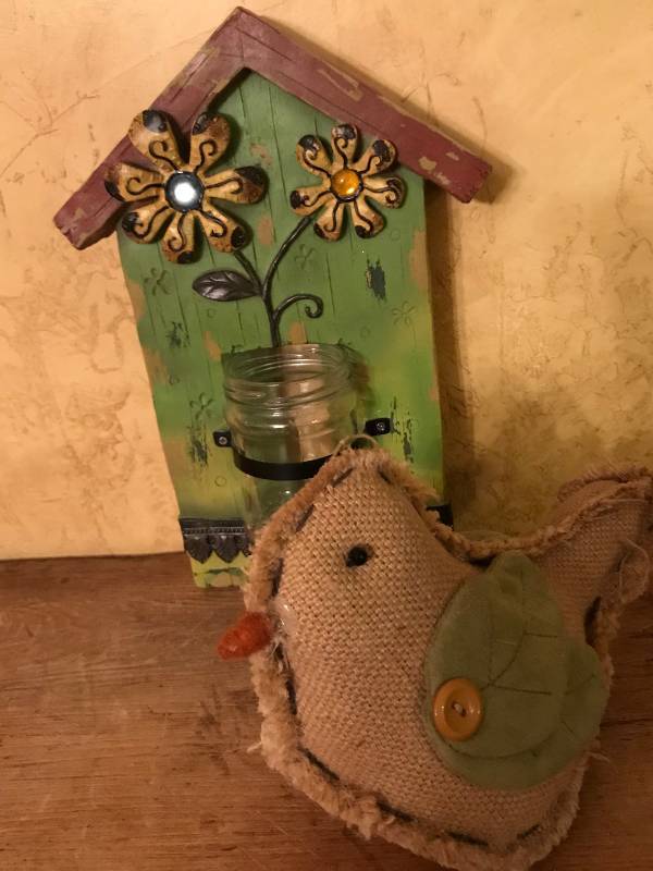 lot 1069 image: Birdhouse Wall Dcor with glass Jar Vase and stuffed burlap chick