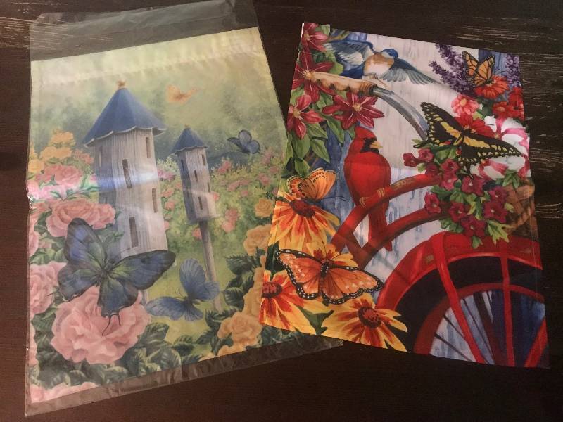 lot 1078 image: Set of 2 Garden Flags (Birdhouses, Flowers, Bicycle images)
