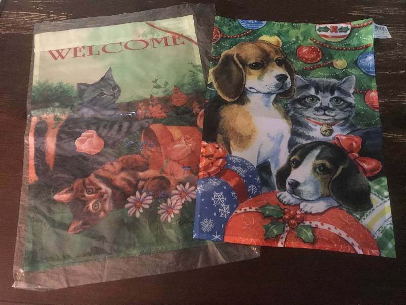 lot 1079 image: Set of 2 Garden Flags (Welcome and Christmas puppies)