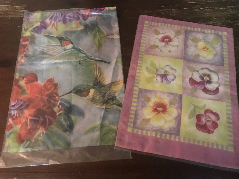 lot 1080 image: Set of 2 Garden Flags (Hummingbird and flowers)