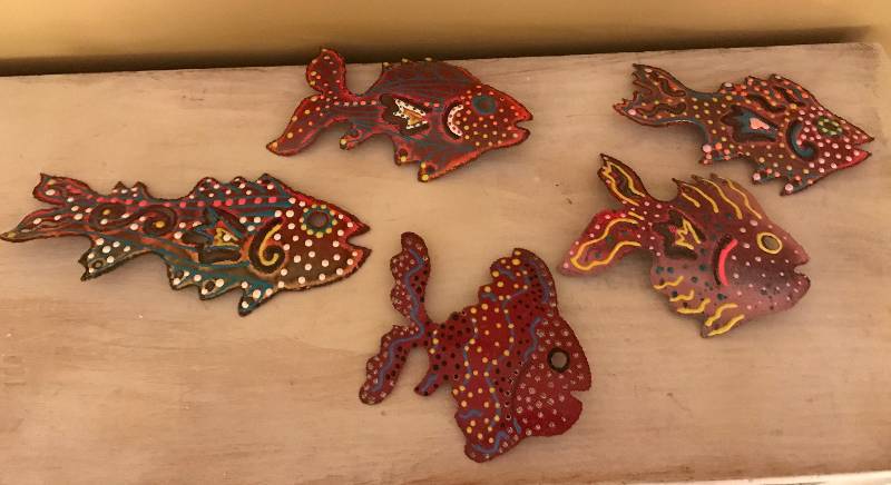 lot 1088 image: Colored metal fish--use as wall dcor or for craft projects