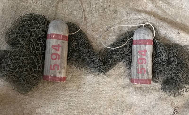 lot 1093 image: Fishing Net for Dcor (approximately 26 x 100) and wood buoys
