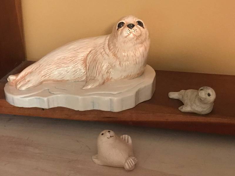 lot 1100 image: Set of seal figurines