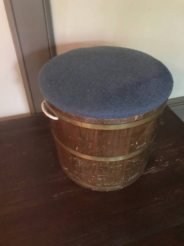 lot 17 image: Antique Wood Barrel Bucket with cushioned lid