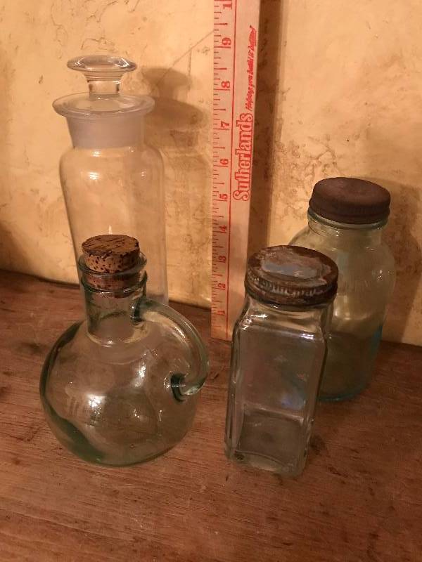 lot 25 image: Assortment of small Antique Glass Jars with lids