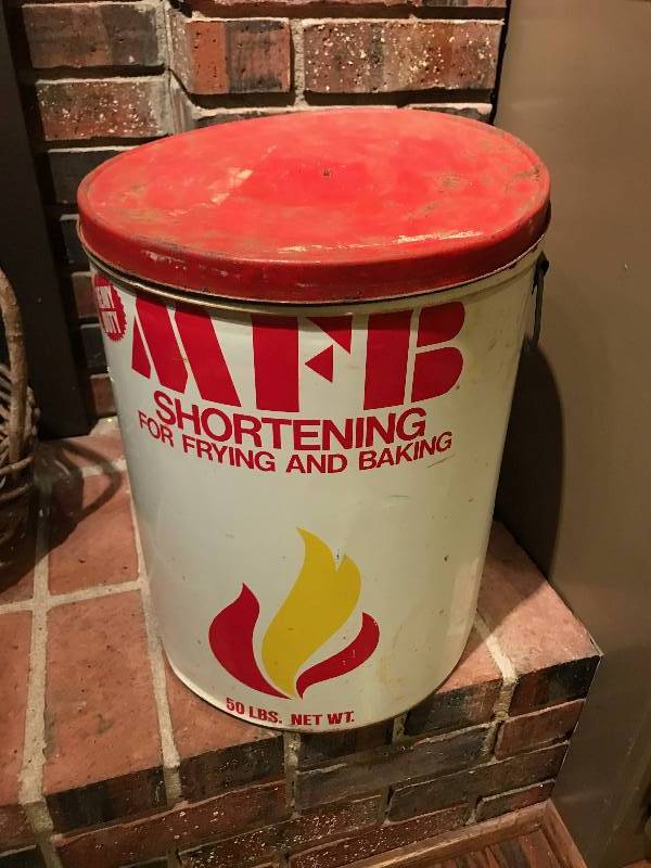 lot 33 image: Large rustic shortening tin perfect for dcor or upcyle