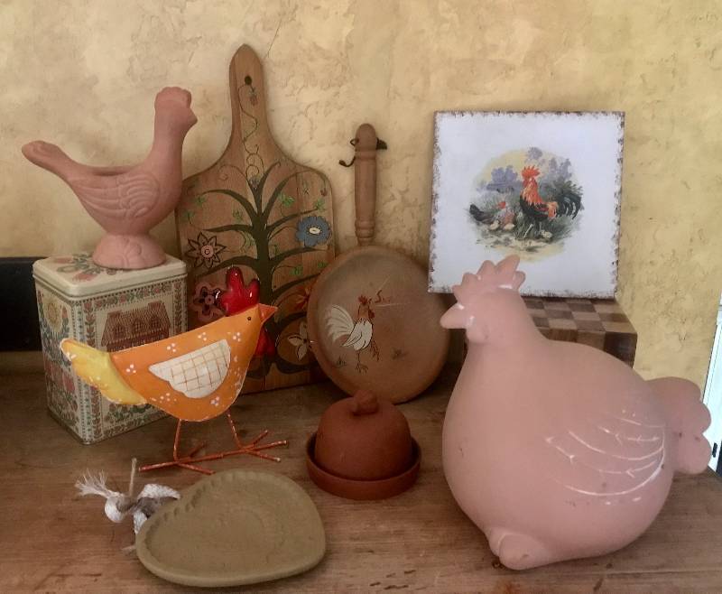 lot 39 image: Set of Kitchen Dcor Items--Terra Cotta, Wood items, recipe box, ceramic trivet, tin items