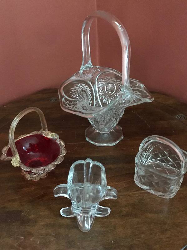 lot 48 image: Variety of glass baskets