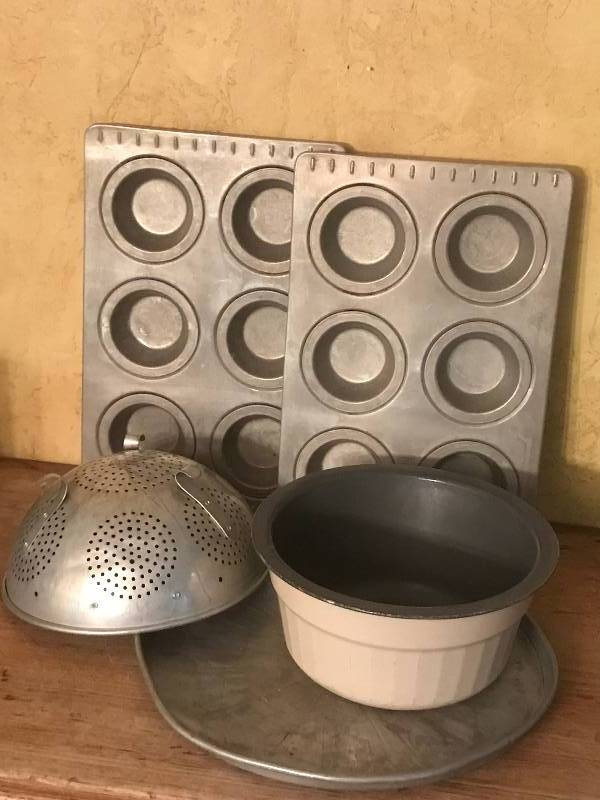 lot 89 image: KitchenCook items (Muffin Tin, strainer, pizza pan, etc.)