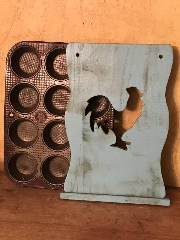 lot 90 image: Rustic muffin Tin and wood rooster cutout
