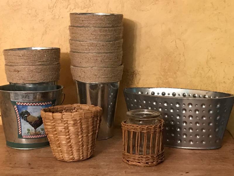 lot 115 image: Set of Tins and small baskets for dcor or crafting