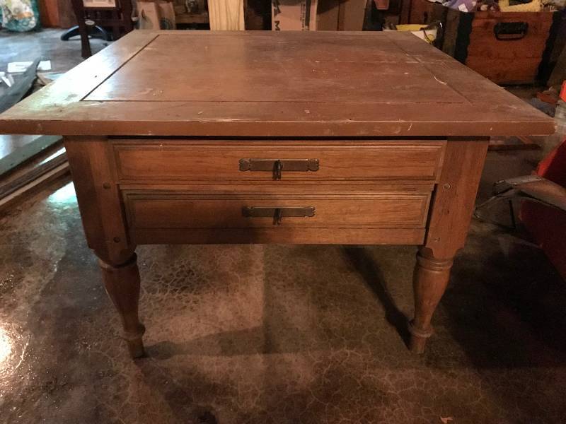 lot 121 image: Side tablecoffee table with two drawers.   Does have a little chipping on one corner and some scratches but structure is good