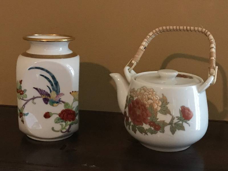 lot 64 image: Ceramic Asian teapot and Vase