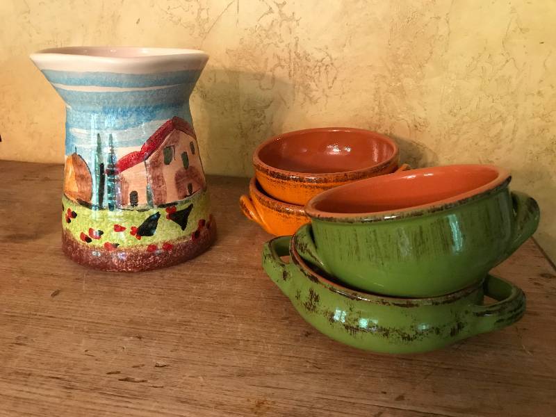 lot 99 image: Set of Colorful green and orange bowls and Country Farm Scene Vase-Made in Italy