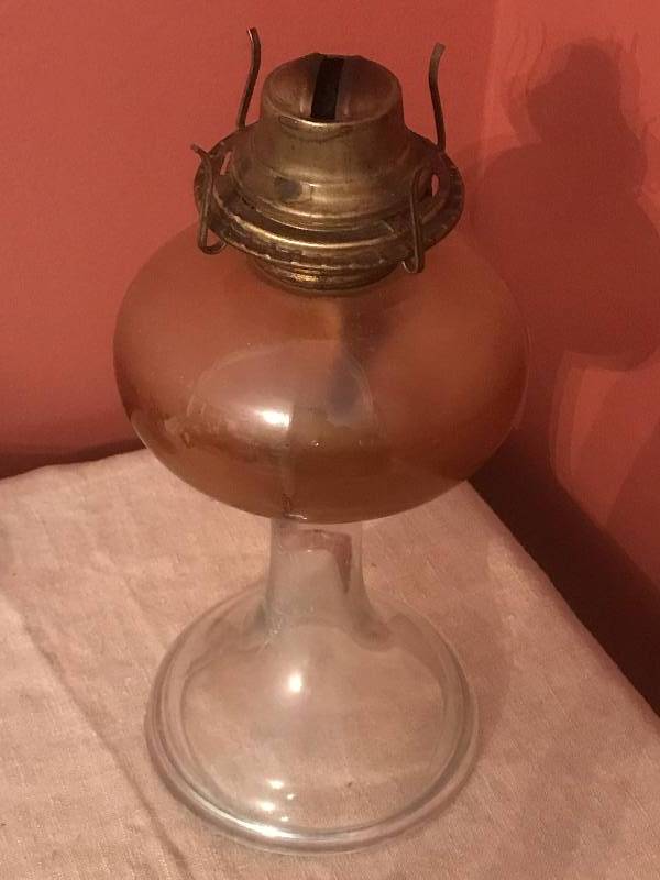 lot 104 image: Vintage Gold Glass Oil lamp (missing chimney)