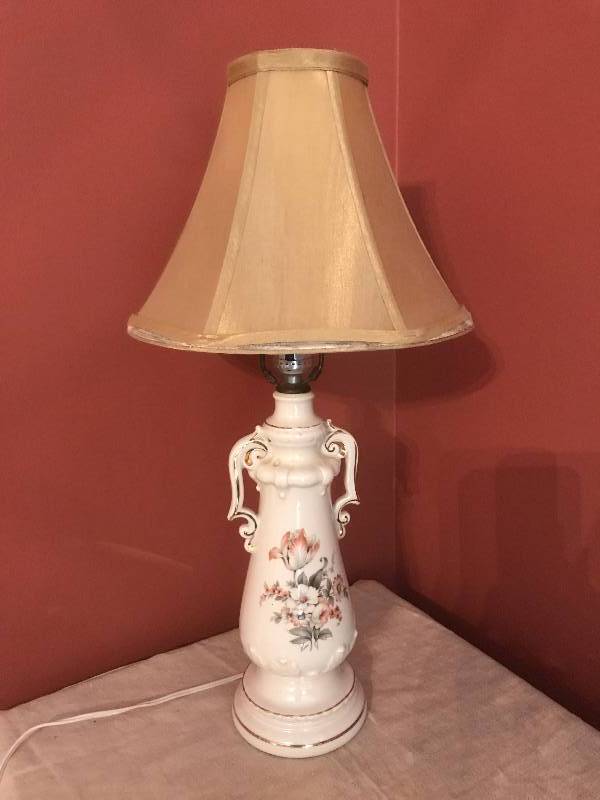 lot 106 image: Porcelain Vintage Lamp (works)