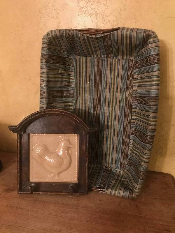 lot 135 image: BreadServing Basket and Wall Hook (wood and ceramic with Rooster)