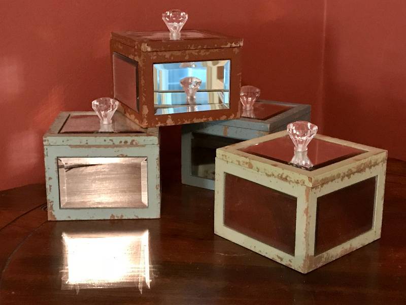 lot 197 image: Set of Small wood and mirror boxes with lids (new)