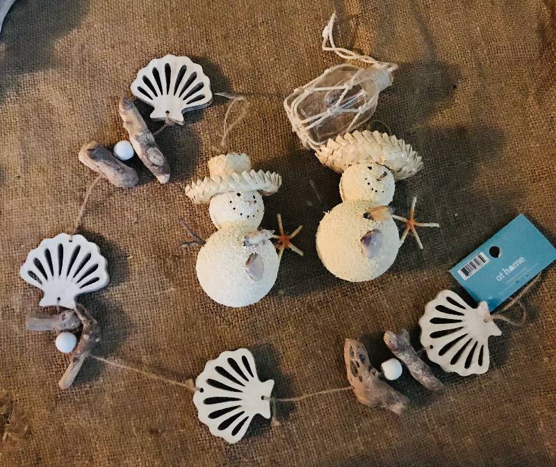 lot 1103 image: Sea Shell Garland and Snowmen ornaments