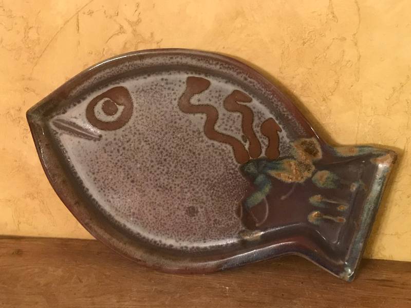 lot 1105 image: Stoneware plate  in shape of fish