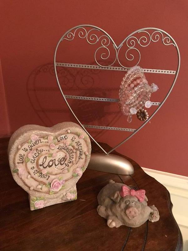 lot 1116 image: All about Hearts, Love and Pink---and the very cute pig