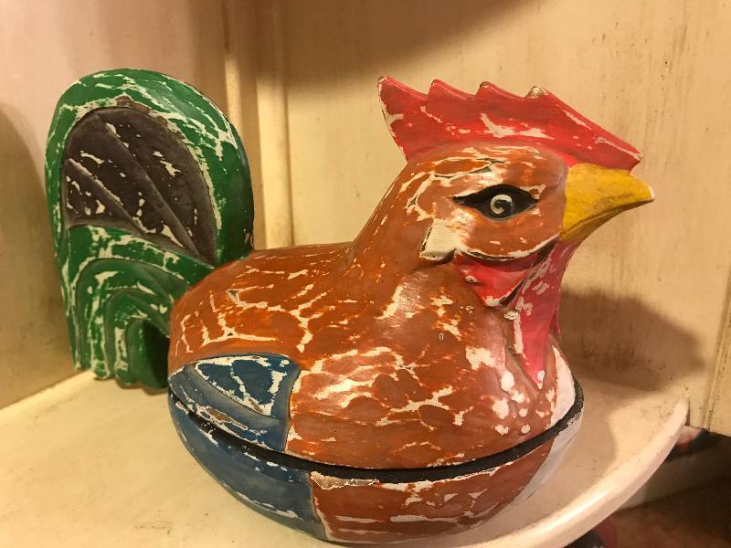 lot 1029 image: Wooden Rooster Bowl 10 in length