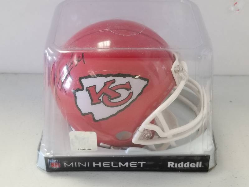 lot 1164 image: Knile Davis Autographed Kansas City Chiefs Riddell Mini Helmet w COA