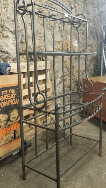 lot 8421 image: Bakers Rack without Glass