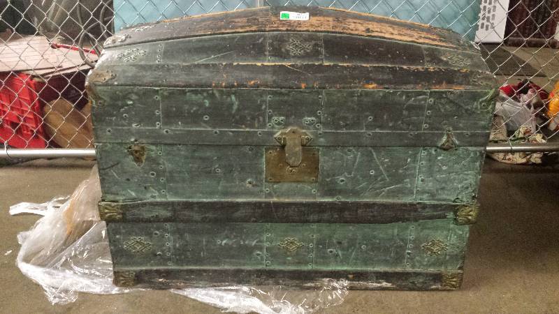 lot 8422 image: Antique Treasure Chest