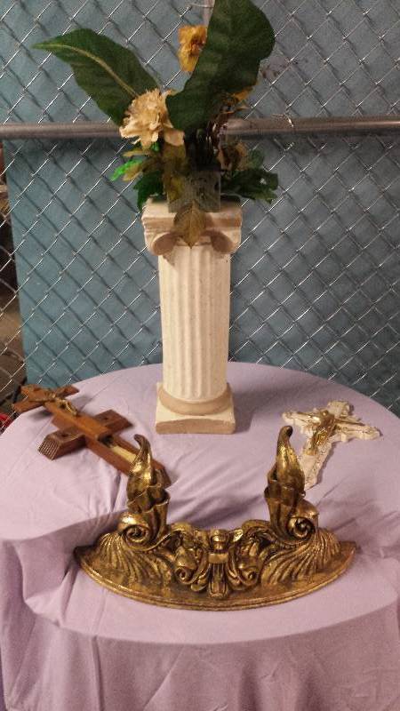 lot 8428 image: Religious Decor Lot