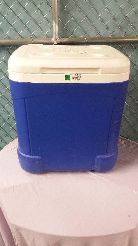 lot 8437 image: igloo Ice Cold Cooler