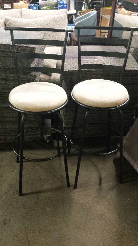 lot 8441 image: Set of Modern Bar Stools